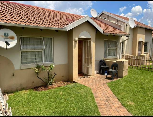 2 BEDROOM TOWNHOUSE FOR SALE IN REMBRANDT PARK